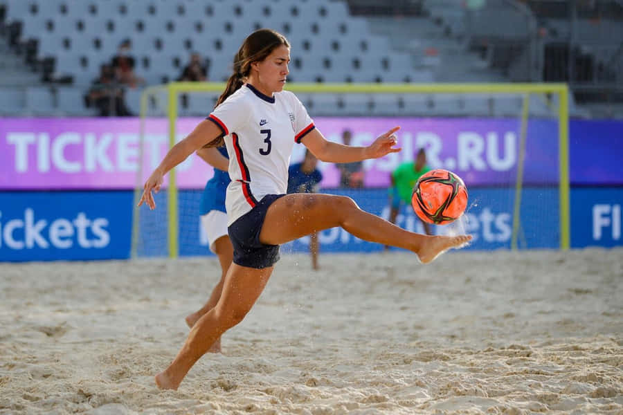 Foto de Ação de Futebol na Praia