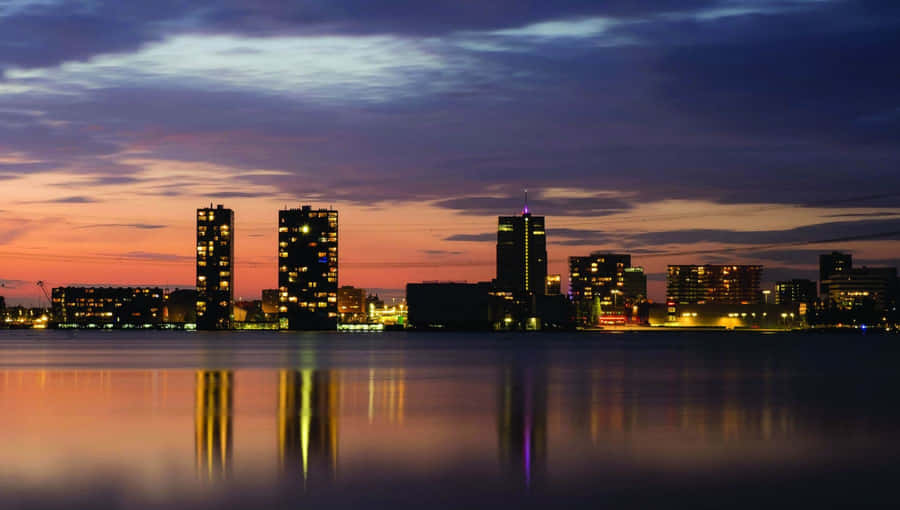 Almere Skyline Skymningsreflektion
