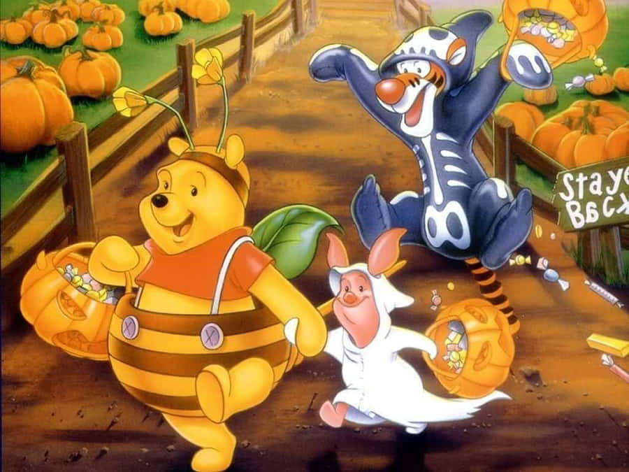 Billedeaf den bedårende Winnie The Pooh, der fejrer Halloween.