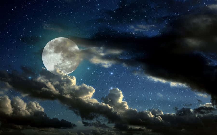 Sternenklare Nacht mit Vollmond und Wolken
