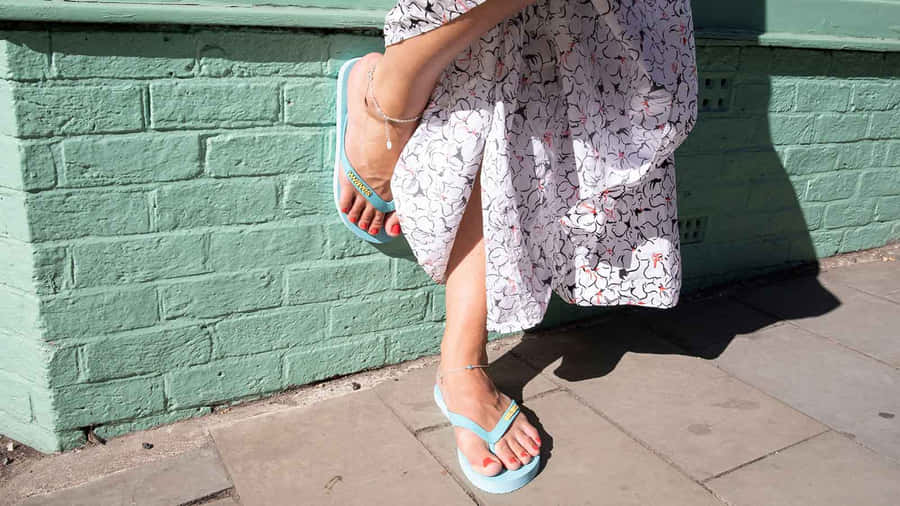 Sommer-Sandalen auf dem Gehweg
