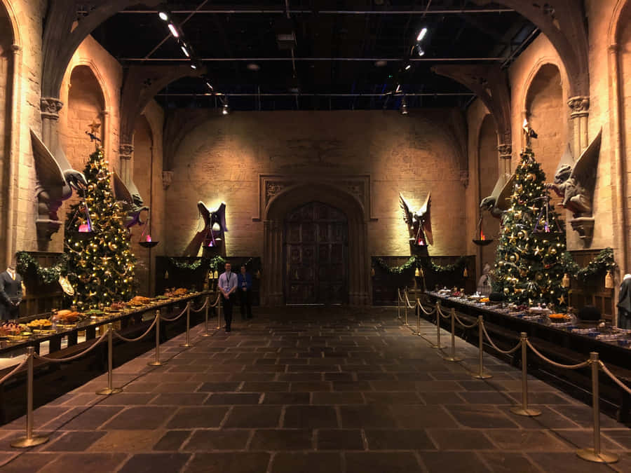 Oplevstorheden af Hogwarts Store Sal fra den berømte troldmandsserie, Harry Potter.