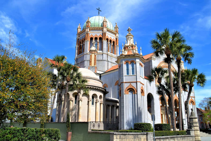 umaigreja com uma torre do relógio