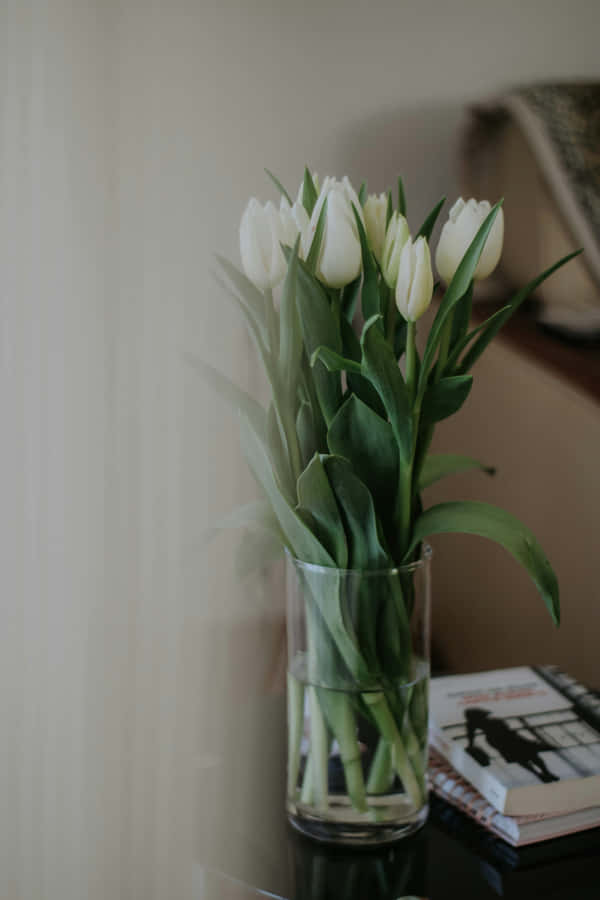 Eleganti Tulipani Bianchi in Vaso di Vetro