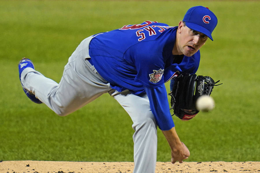 PitcherKyle Hendricks kaster en baseball.