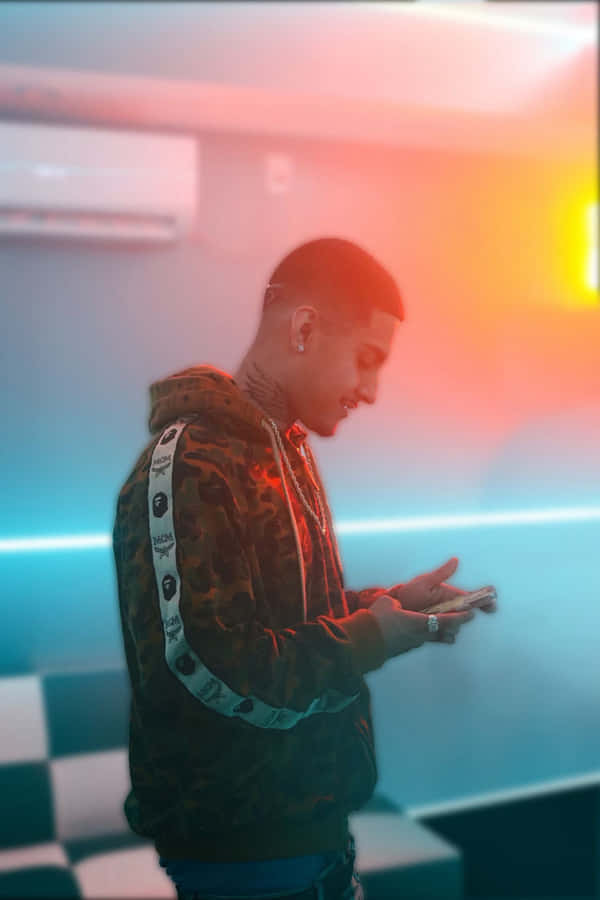 Uomo in Giacca Camouflage Usa Smartphone