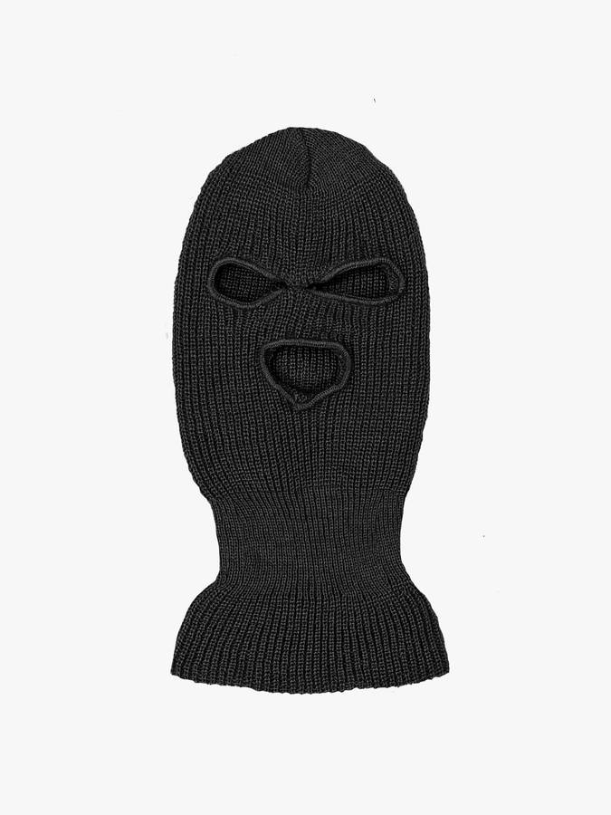 En sort strikket maske med et ansigt på det