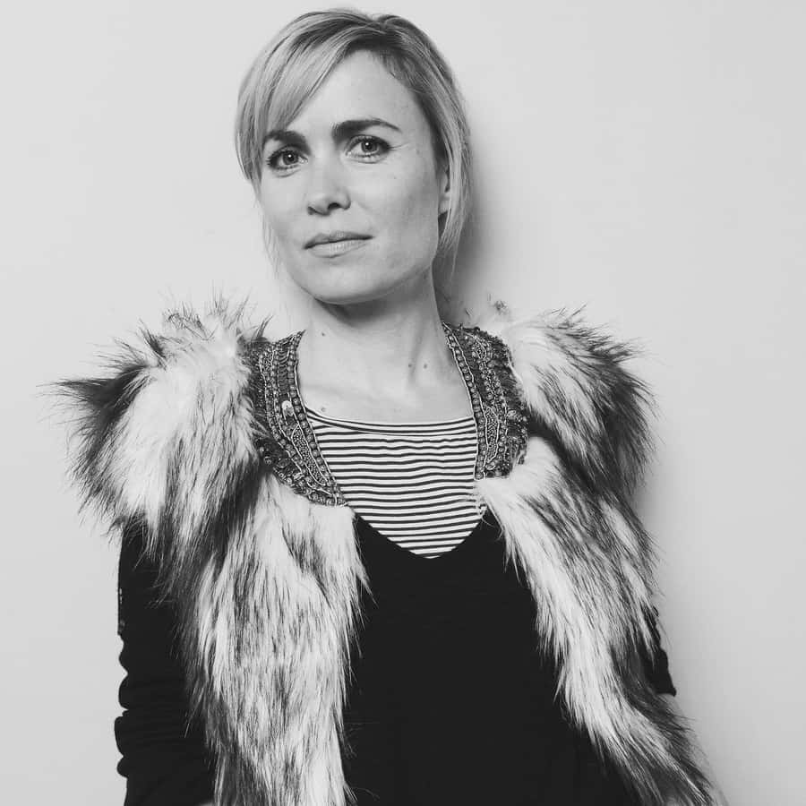 Retrato Elegante em Preto e Branco de Mulher