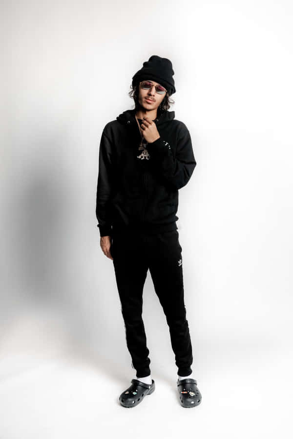 Uomo Stiloso in Outfit Nero e Berretto