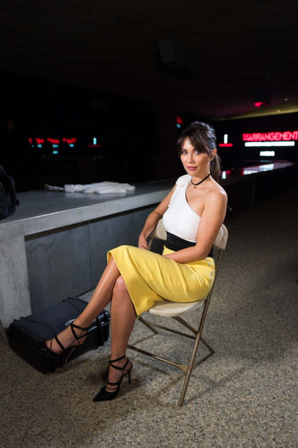 Mulher Elegante Sentada em Cadeira em Evento