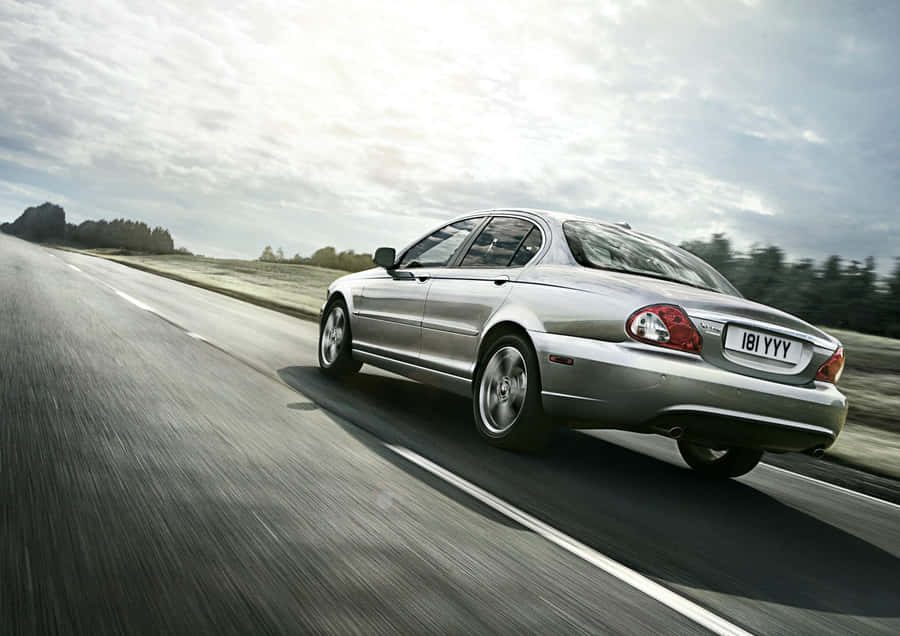 EleganteJaguar X-Type argento sulla strada