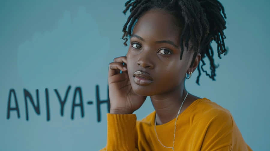 Jovem Mulher Contemplativa Aniyah