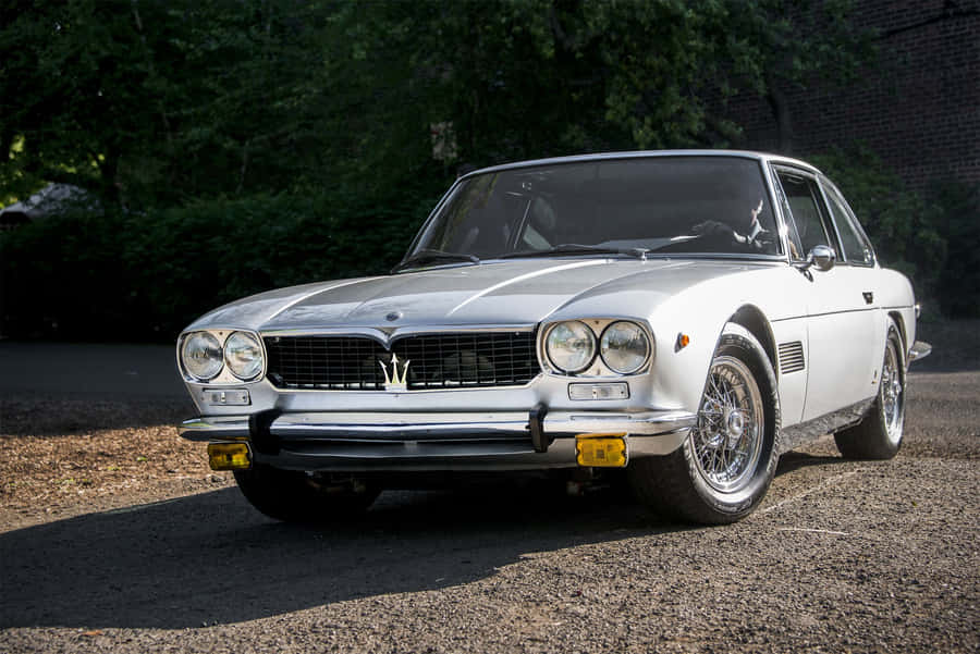 Klassischer Weißer Maserati Mexico Geparkt