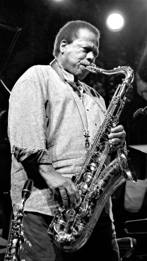 WayneShorter sul palco con il suo saxofono
