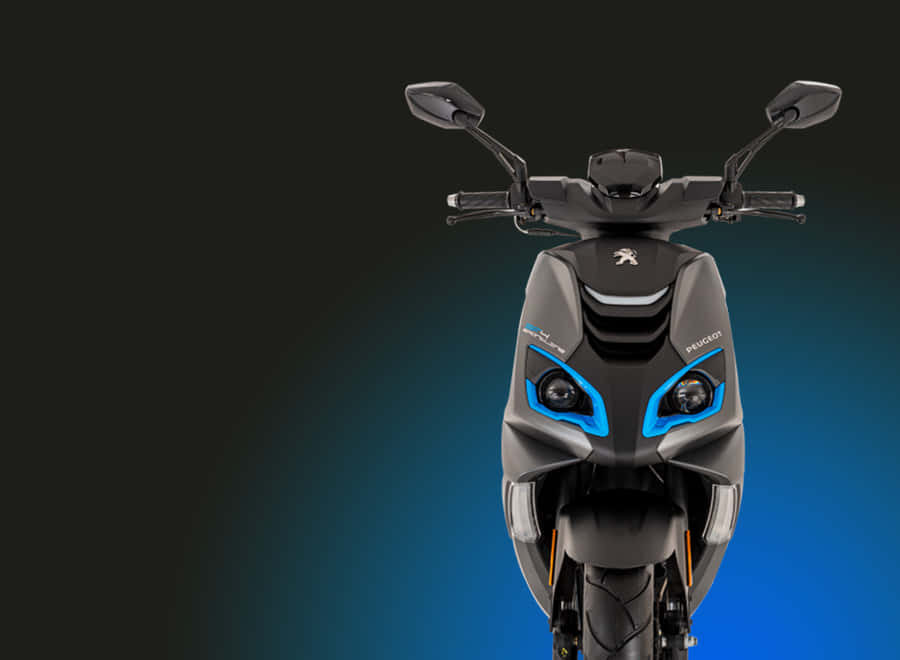 Vista Frontal da Motocicleta Peugeot com Acentos Azuis