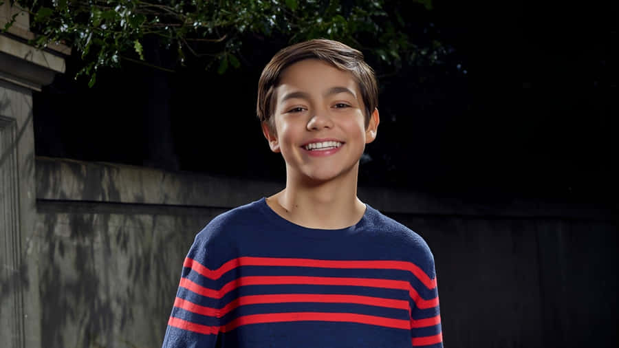 Malachi Barton Sorrindo ao Ar Livre