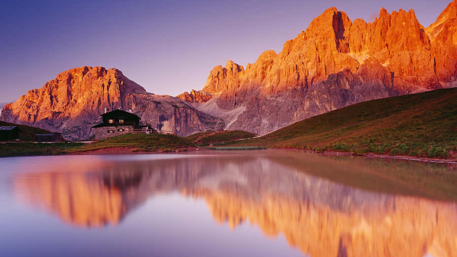 umlago com montanhas refletidas nele
