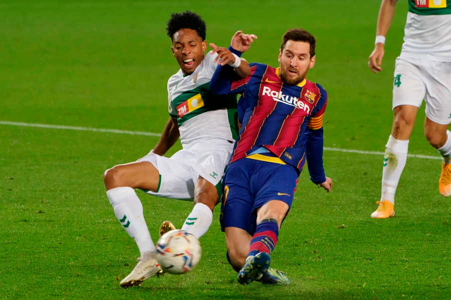 Messi em Ação Driblando o Defensor