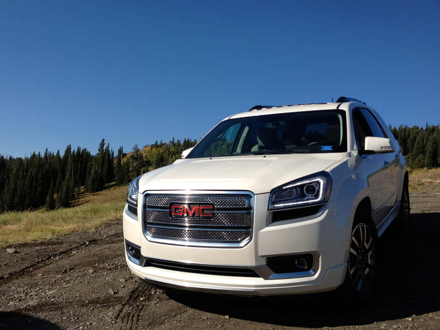 Elegantee spazioso GMC Acadia SUV in un ambiente naturale