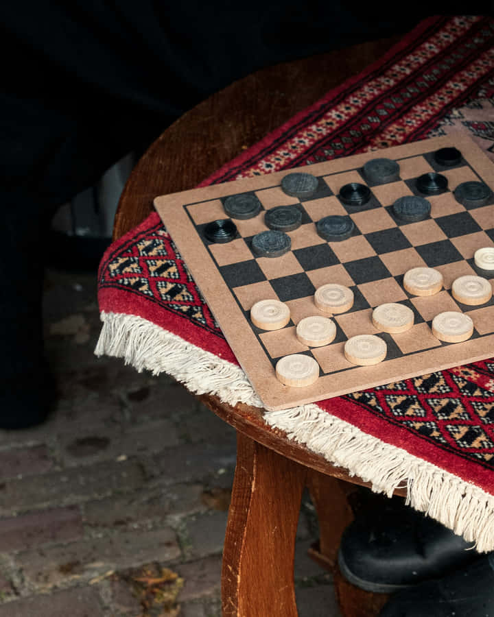 Gioco di Dama all'Aperto su uno Sgabello di Legno
