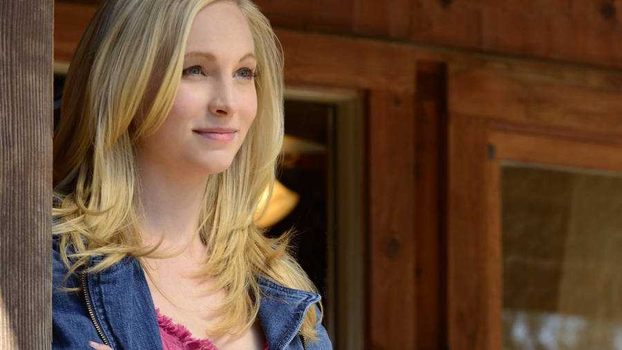 CarolineForbes Vampire Diaries skulle översättas till "Caroline Forbes Vampyrdagböcker" på svenska. Detta skulle vara en lämplig titel för en datorskärm eller mobil bakgrundsbild för en fan av TV-serien.