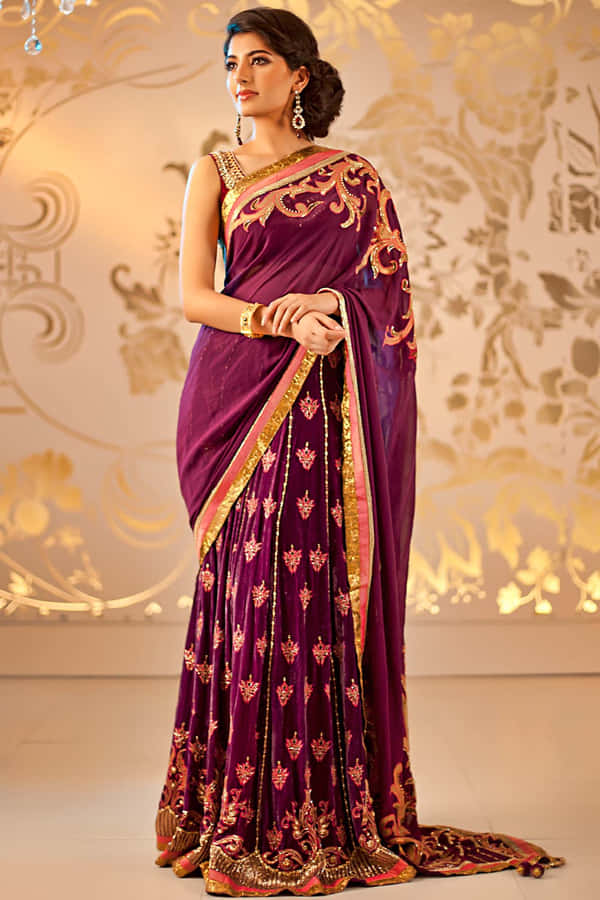 Et lys lyserød traditionel saree design.