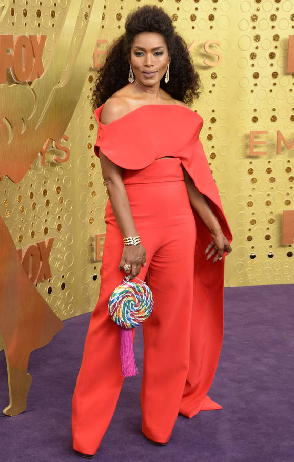 AngelaBassett Emmys Award 2019 skulle kunna översättas till "Angela Bassetts Emmys Award 2019". När det gäller dator- eller mobilskärmsbakgrund skulle man kunna använda "Angela Bassett Emmys Award 2019" som bakgrundsbild och det skulle vara en bra påminnelse om hennes framgång och prestationer på Emmys. Det skulle också vara en snygg bakgrundsbild och skulle hålla skärmen intressant att titta på.