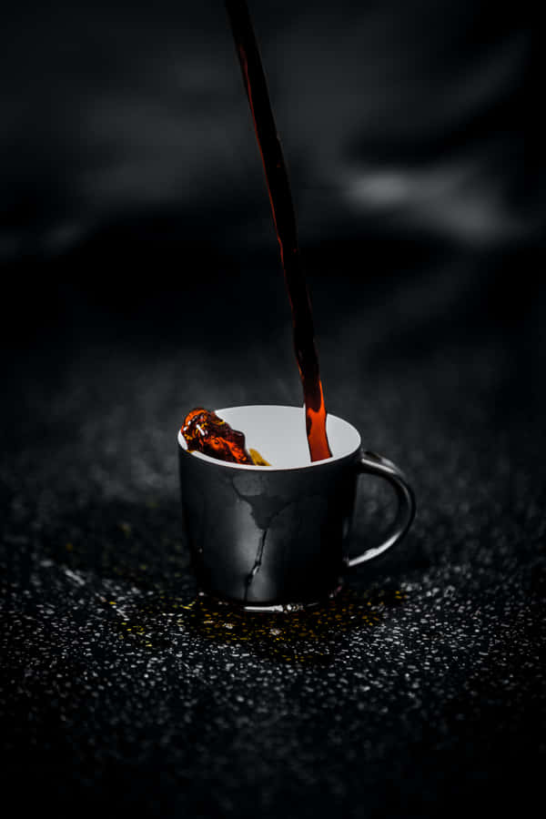 Njutav morgonen med en varm kopp söt kaffe