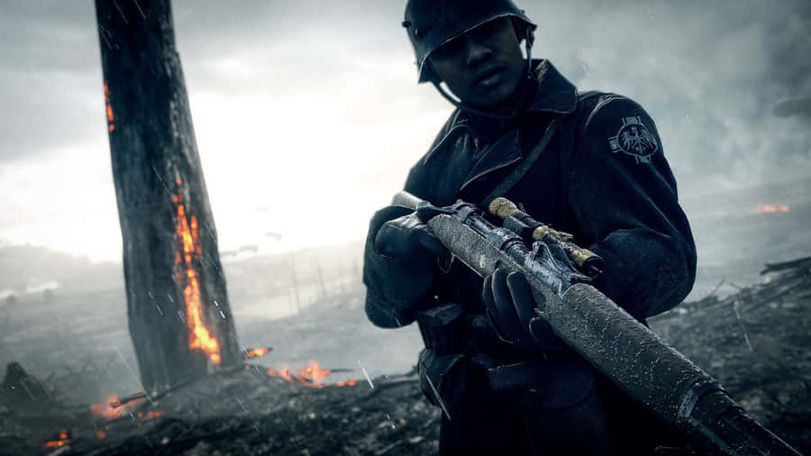Umsoldado está segurando um rifle na frente de uma fogueira.
