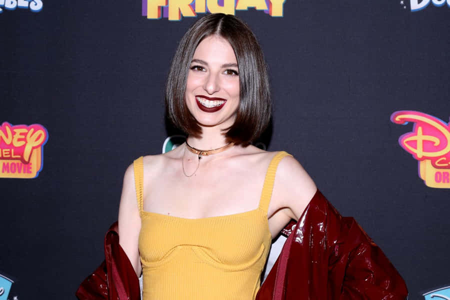 Genevieve Buechner Look de Tapete Vermelho