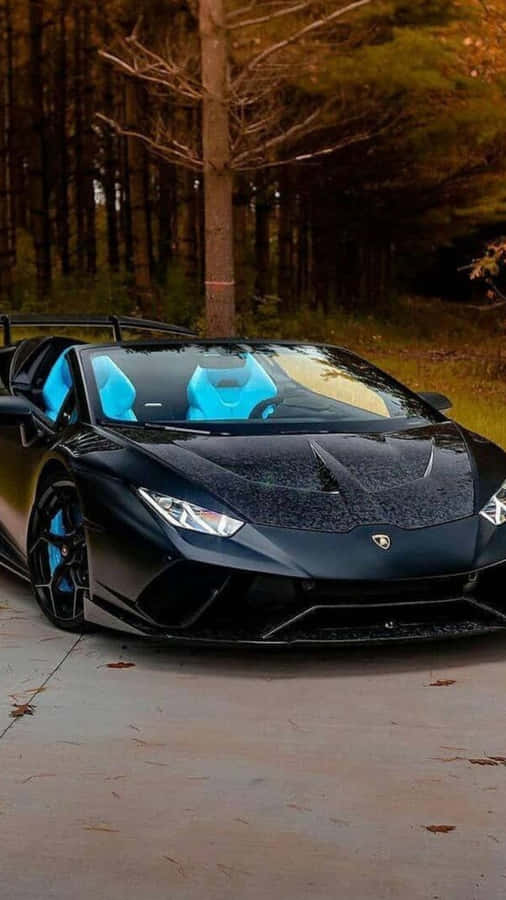 Schwarze blaue Neon Lamborghini Waldstraße