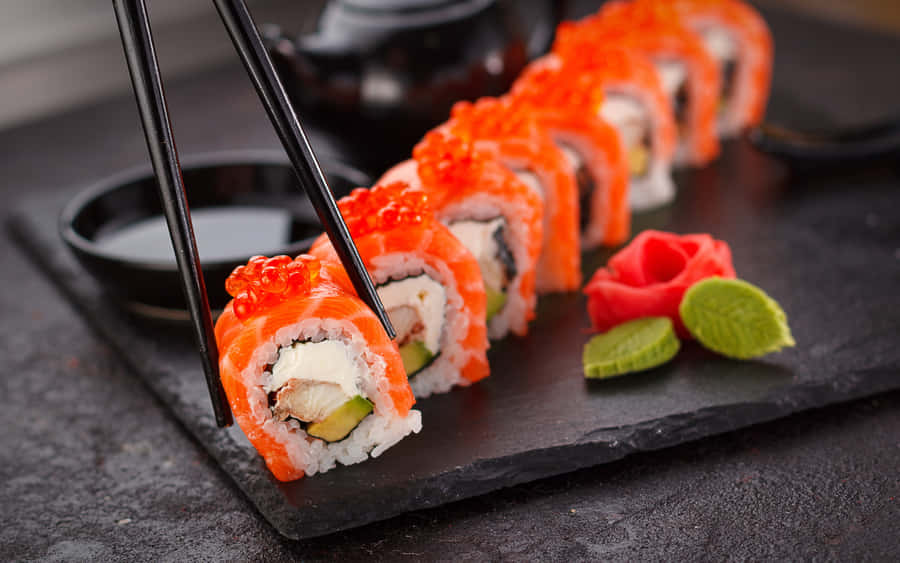 Artenvon Sushi auf schwarzem Teller Bild