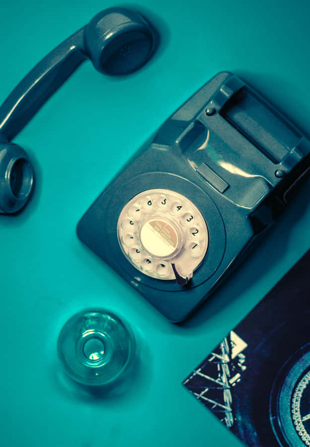 RetroTelefon im Türkisfarbenen Hintergrund