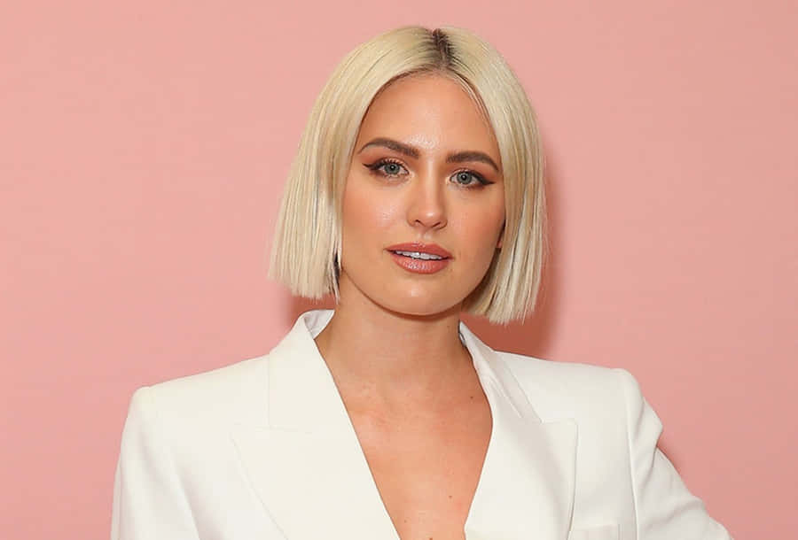 Jesinta Franklin Irradia Bellezza in Abbigliamento Rosso Glamour