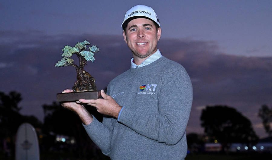 LukeList Bonsai Trophy kan översättas till svenska som "Luke Lists Bonsai Trofé". Det kan vara en passande bakgrundsbild för din dator eller mobil. Det visar en unik och kreativ bild av blomningen av bonsaiträd, och kan hjälpa dig att känna dig mer förbunden med naturen även när du är vid skrivbordet eller på språng.