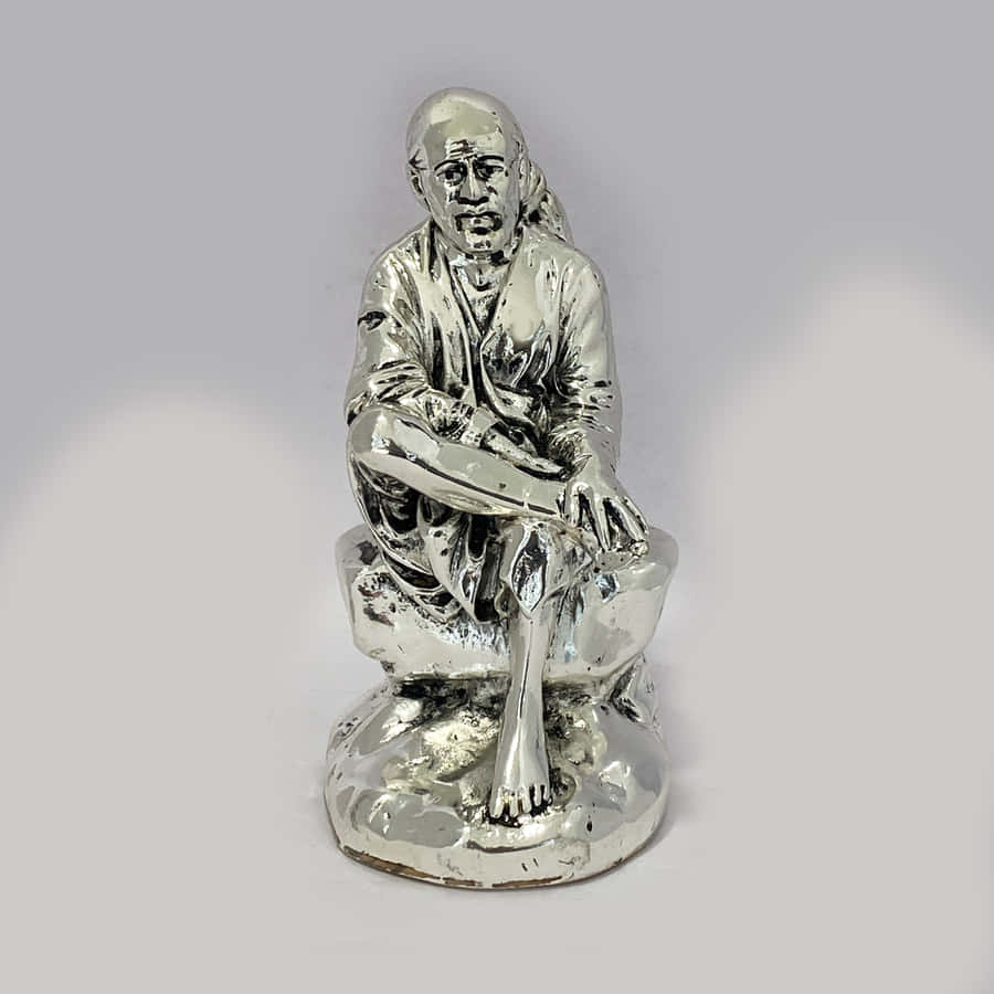Imagemde uma figura brilhante em prata de Sai Baba