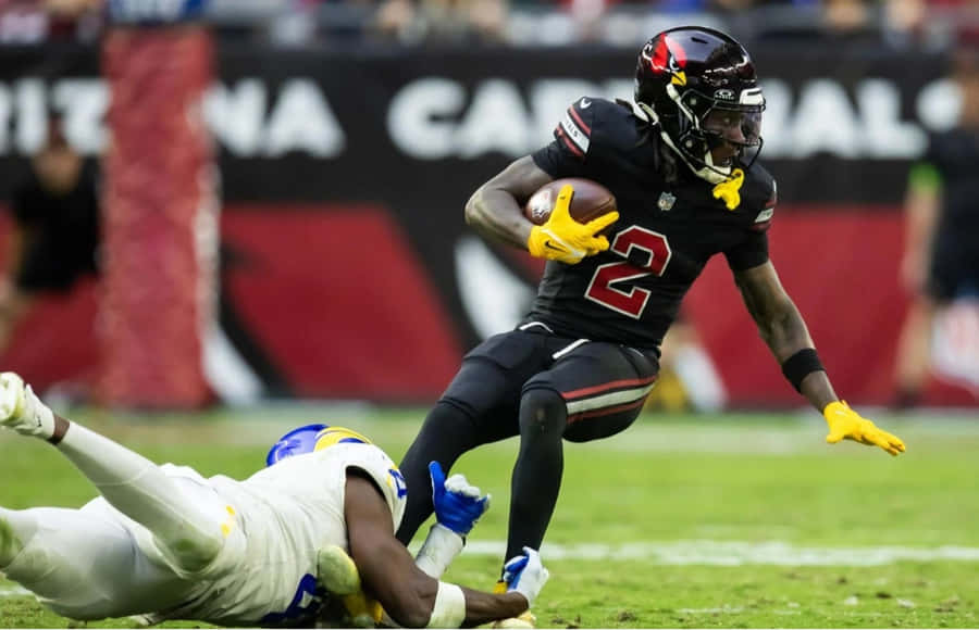 Marquise Brown weicht einem Tackle während des Spiels aus
