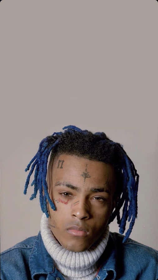 RapperXXXtentacion con i capelli blu.