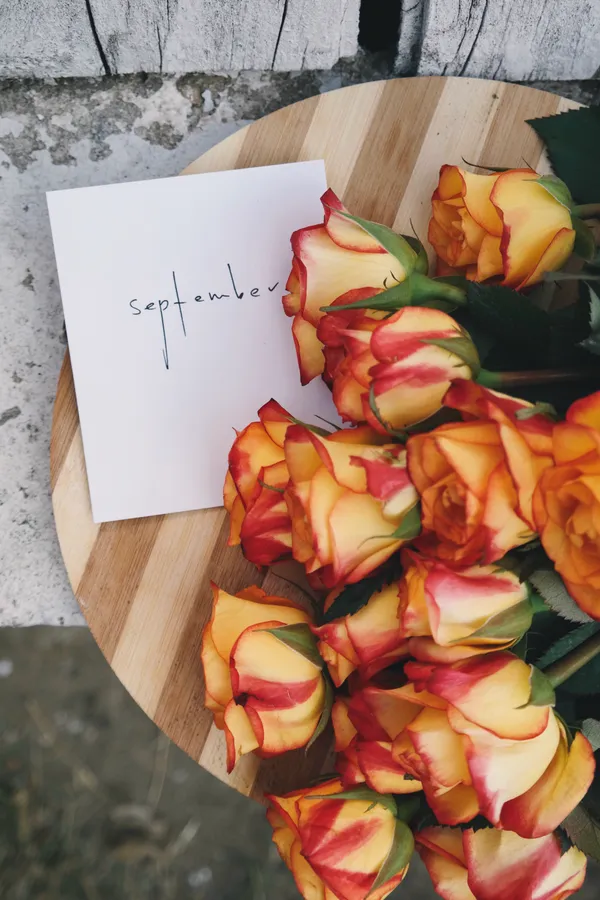 September note with roses wallpaper.