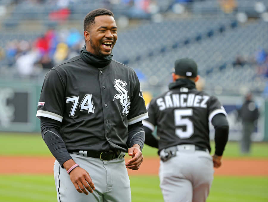Eloy Jimenez lachend auf dem Feld
