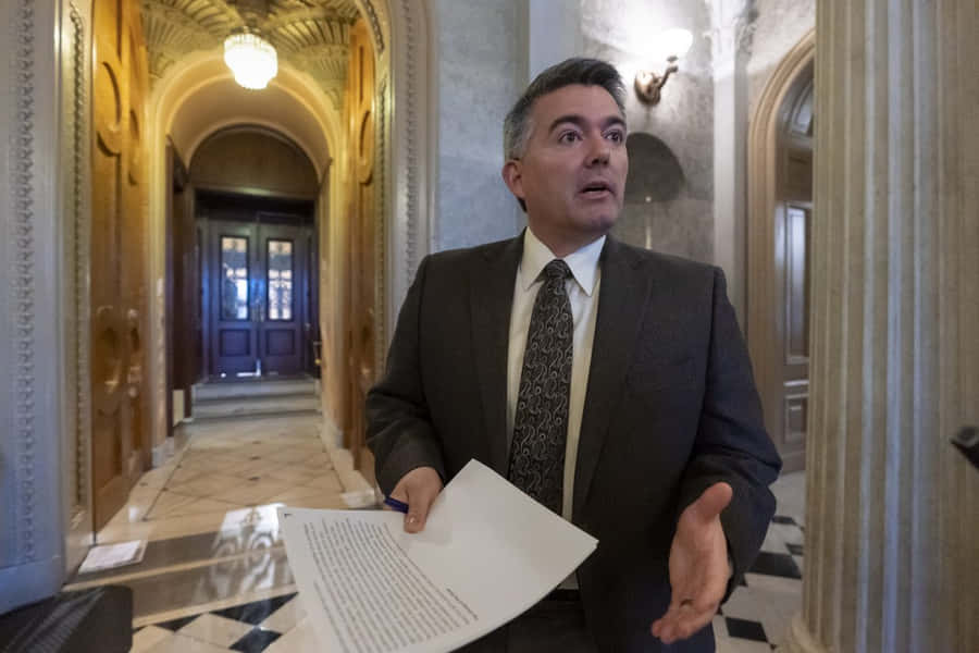 Cory Gardner spricht im Flur