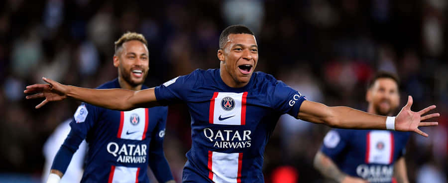 Immaginedel calciatore Kylian Mbappe con le braccia aperte.