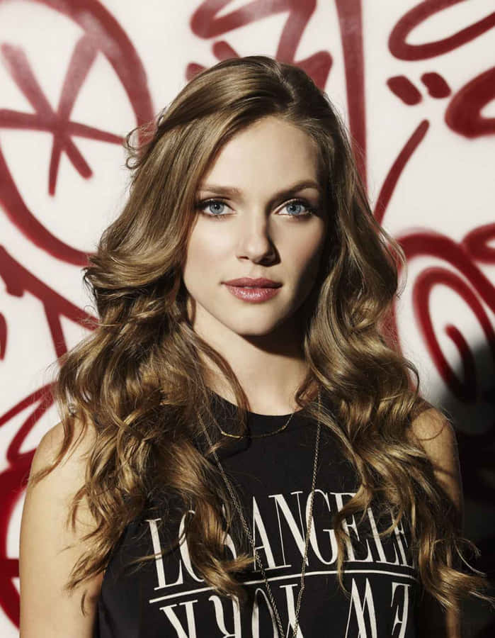 Ritratto di Tracy Spiridakos con Sfondo di Graffiti