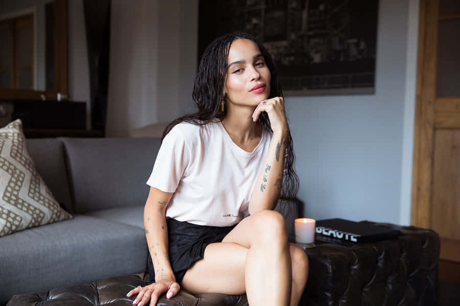 Ritratto Interno Rilassato di Zoe Kravitz