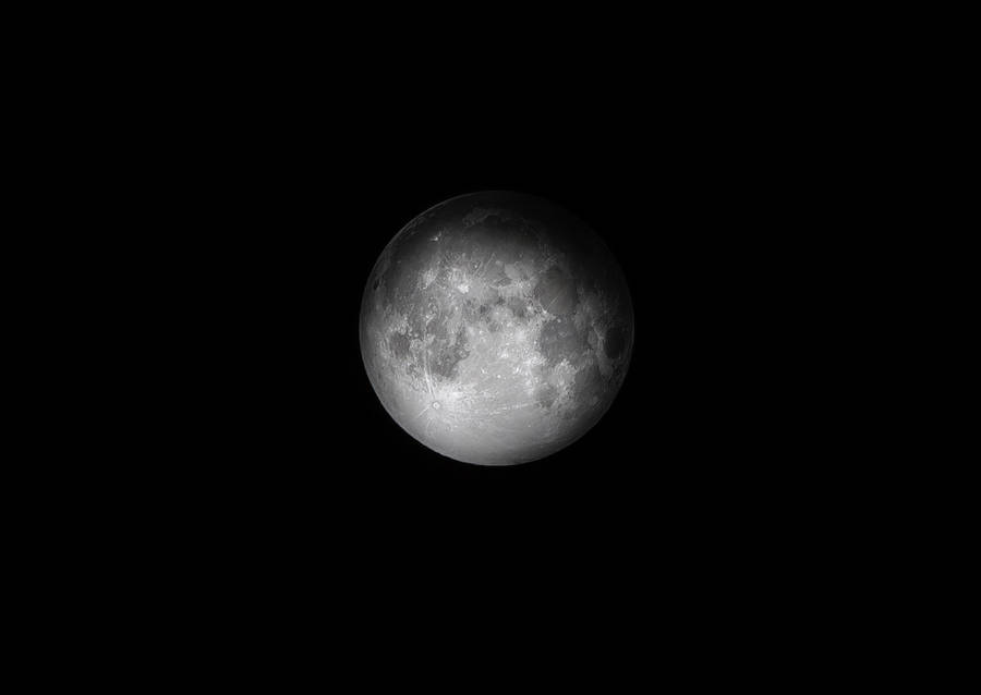 Närdet gäller datorskärmar eller mobilskärmar, skulle översättningen av "Close-Up Full Moon on Black Desktop" till svenska vara "Närbild av Fullmåne på svart skrivbord". Detta skulle kunna beskriva en bakgrundsbild som visar en detaljerad bild av en Fullmåne på en svart bakgrund. Detta skulle vara en imponerande bakgrundsbild för någon som gillar astrologi eller en mörk, månbelyst atmosfär.