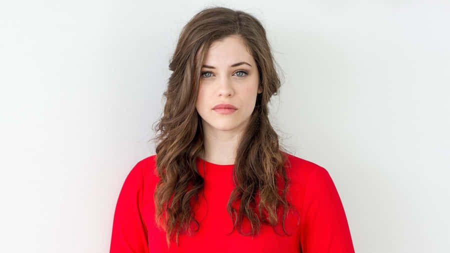 Jessica De Gouw in una posa potente durante un servizio fotografico