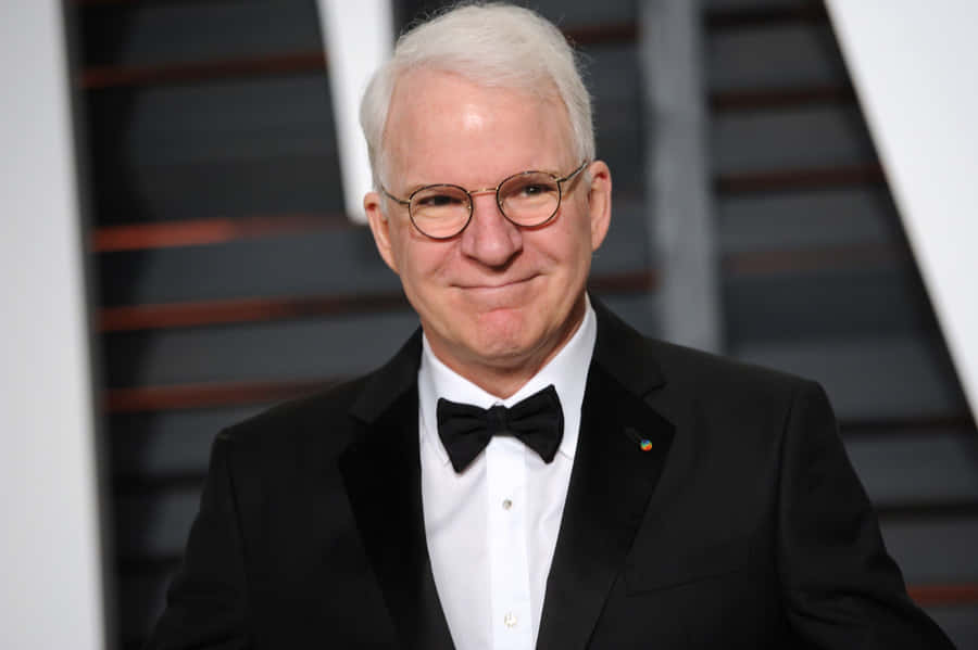 SteveMartin assume una posa elegante.