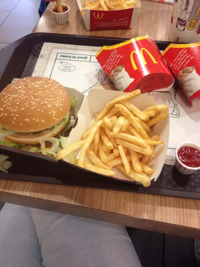 Bildvon einem Tablett mit McDonald's Essen