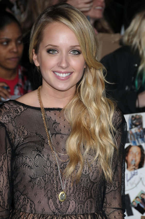 Megan Park Sorrindo em Evento