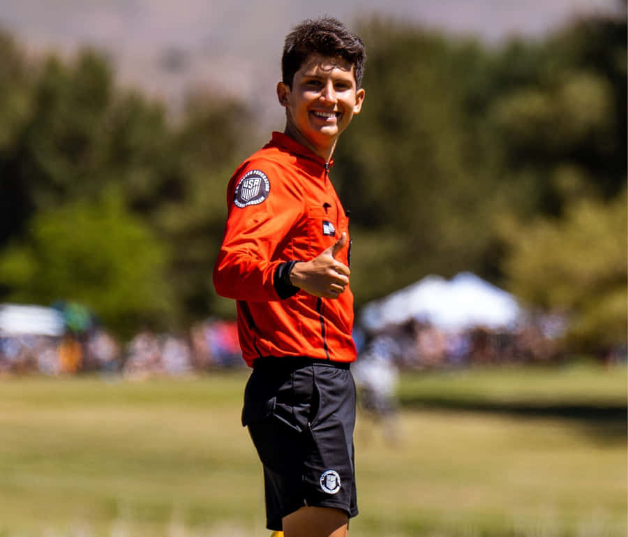 Arbitro di Calcio che Fa il Pollice in Su